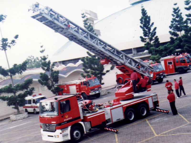 直線雲梯消防車